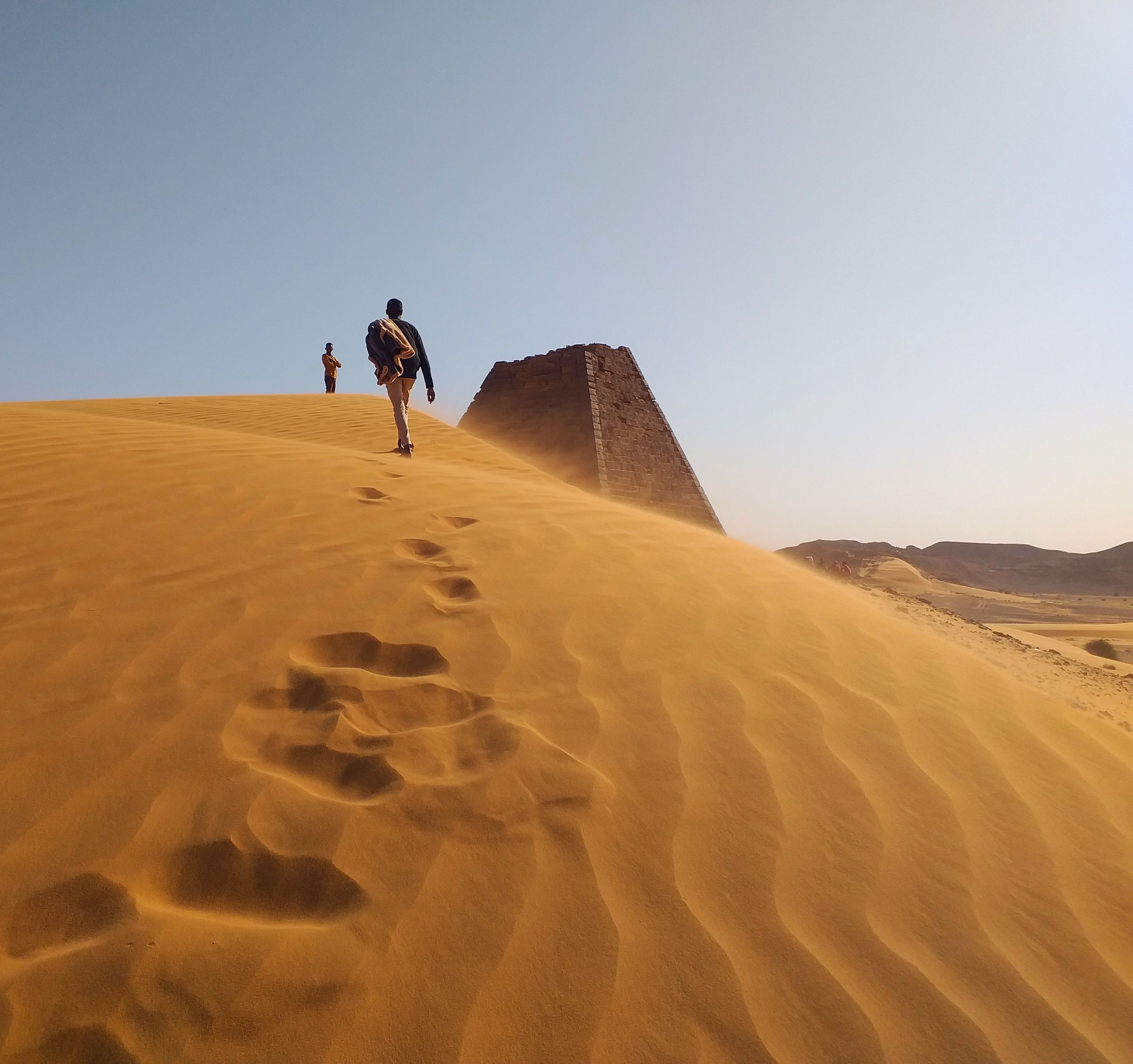 موقع أثري تاريخي على كثبان رملية ذهبية